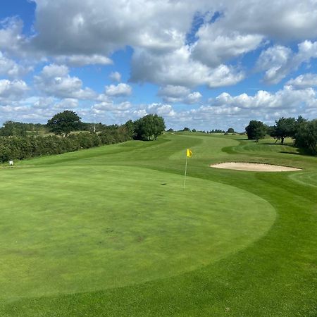 The Wiltshire Hotel, Golf And Leisure Resort Swindon Exteriör bild
