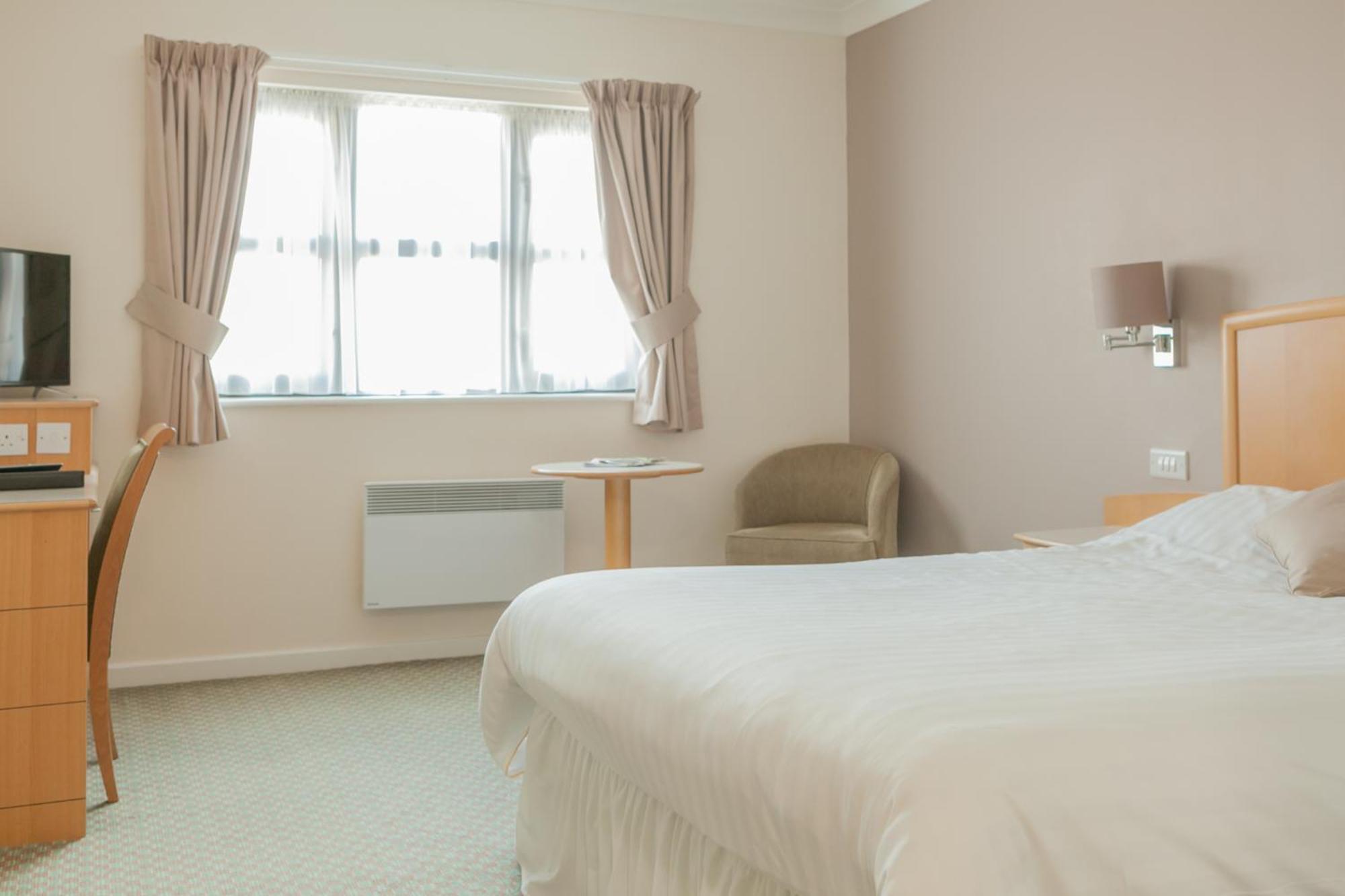 The Wiltshire Hotel, Golf And Leisure Resort Swindon Exteriör bild