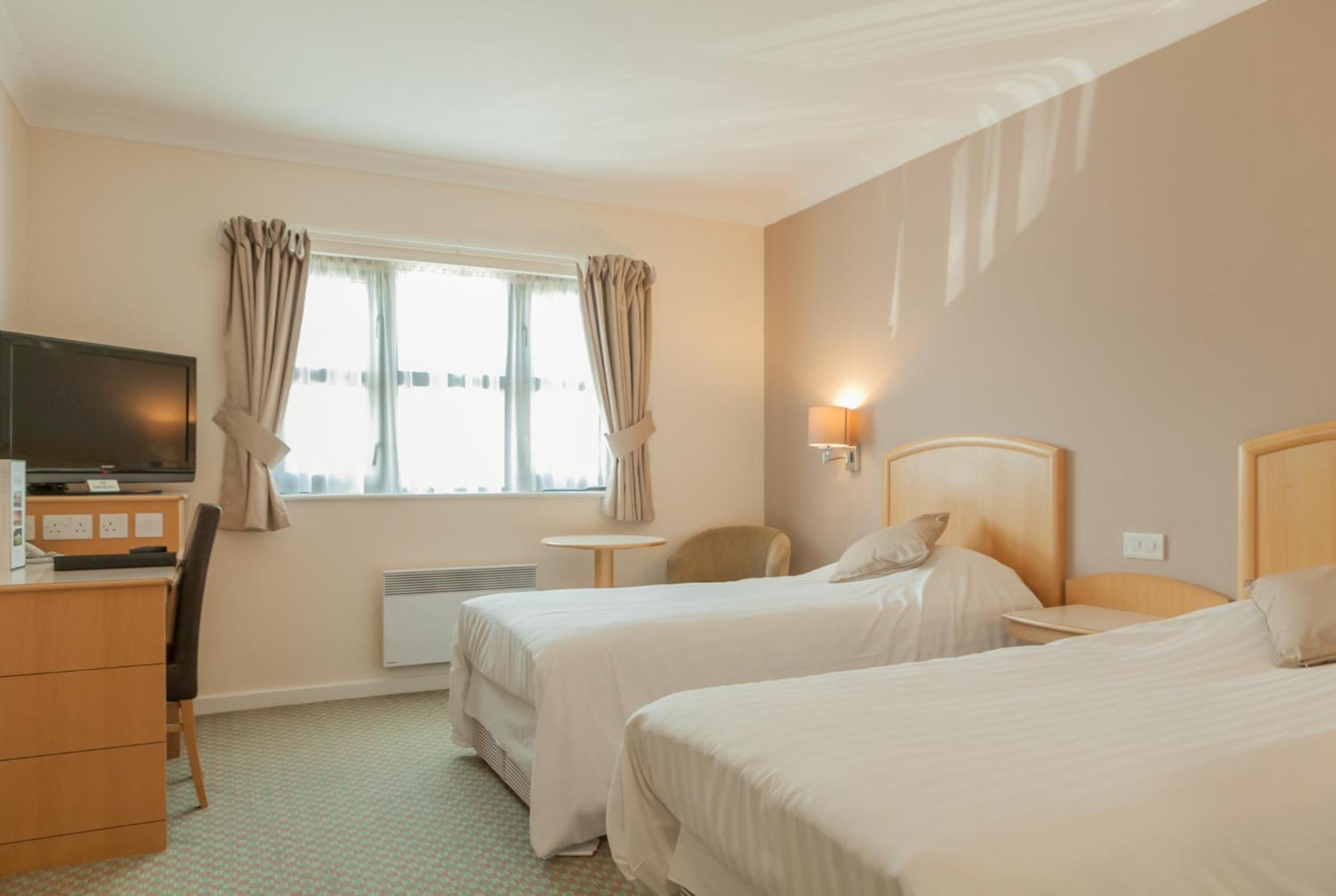 The Wiltshire Hotel, Golf And Leisure Resort Swindon Exteriör bild