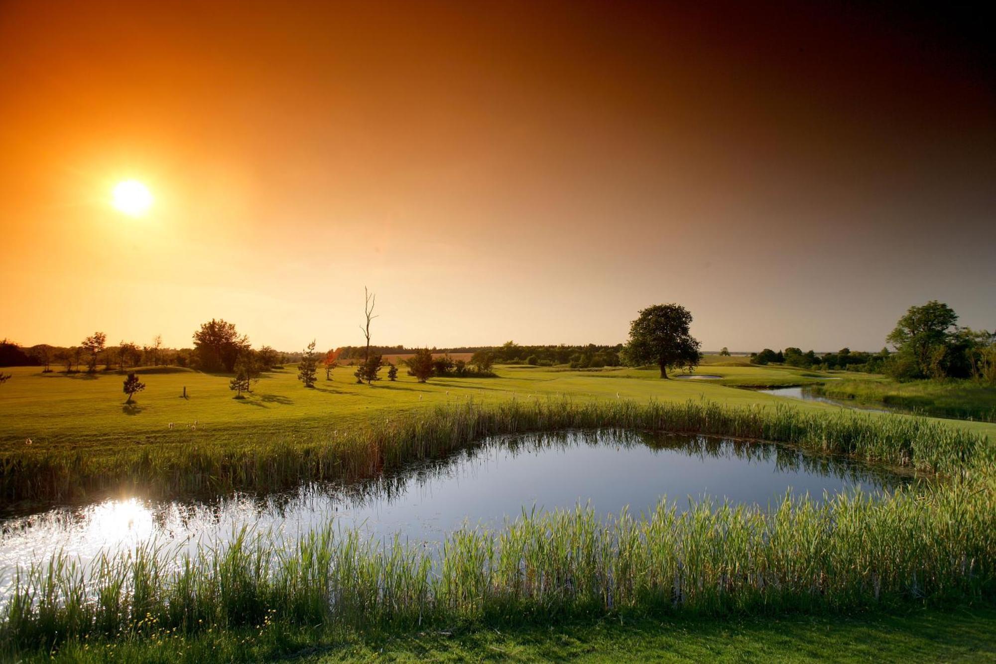 The Wiltshire Hotel, Golf And Leisure Resort Swindon Exteriör bild