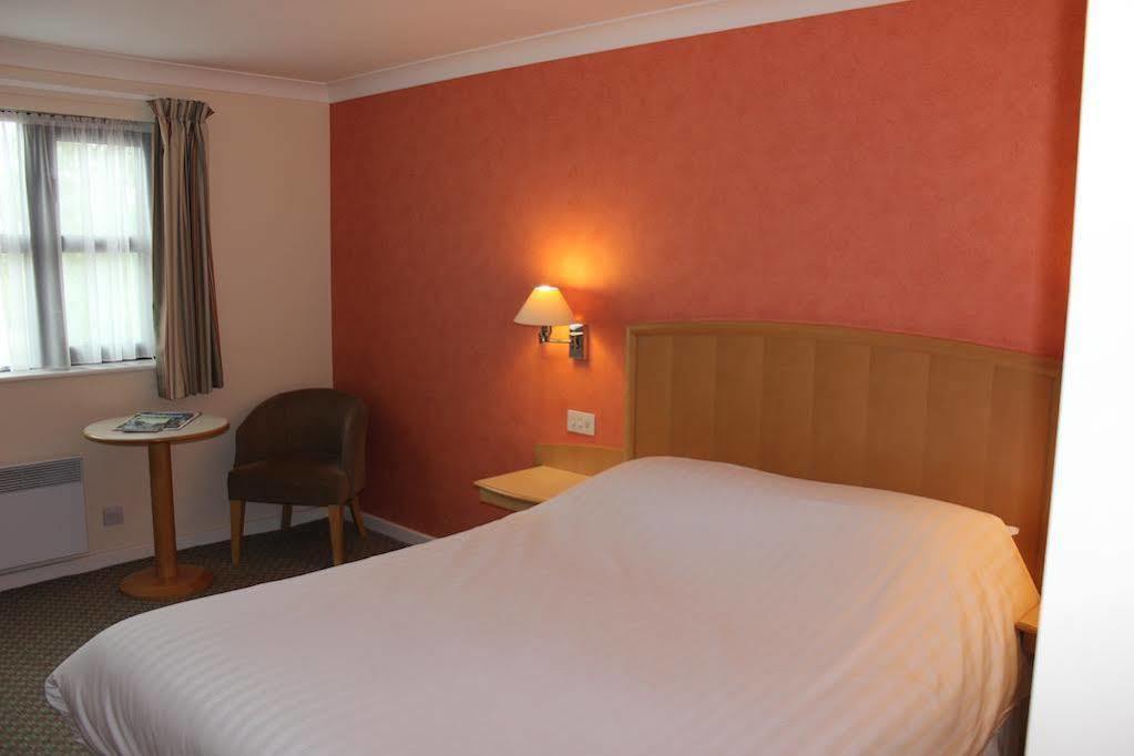 The Wiltshire Hotel, Golf And Leisure Resort Swindon Exteriör bild